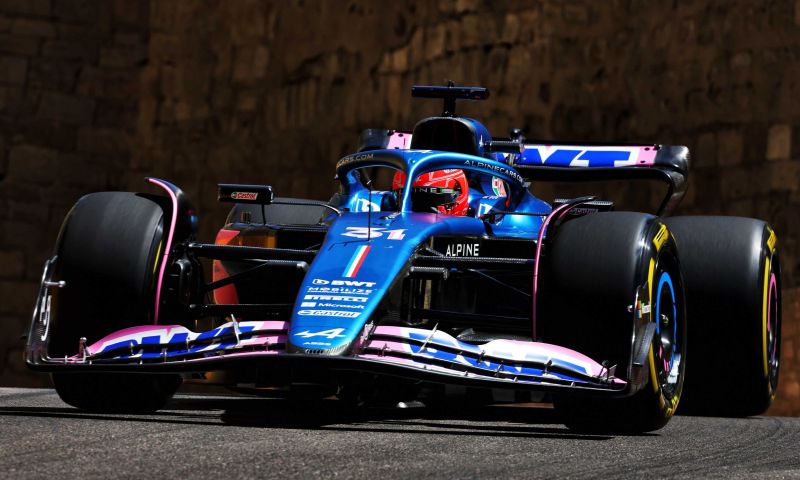 ocon s'élance depuis la voie des stands à baku