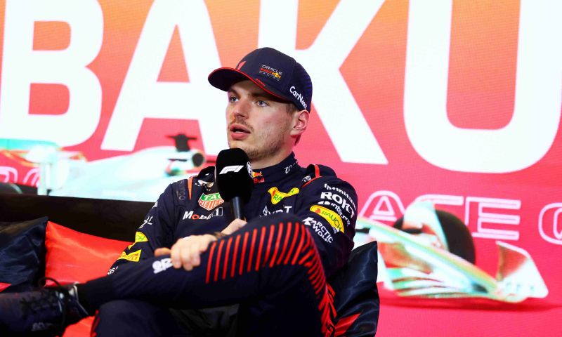 verstappen mira hacia el gp de bakú