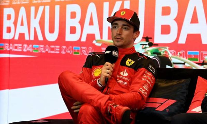 Charles Leclerc monte pour la première fois sur un podium Ferarri à Bakou