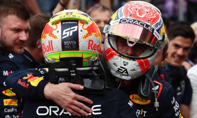 Max Verstappen monta il casco speciale a Miami