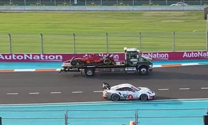 Camión con el coche de Leclerc en pista durante los entrenamientos libres