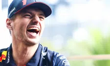 Thumbnail for article: Teamgenoten steken de draak met Verstappen: "Je typt als een T-Rex"