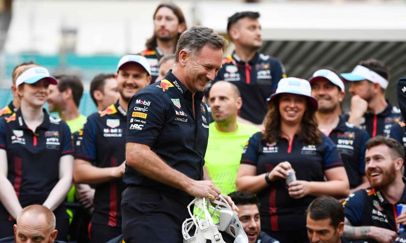 horner se dirige a mercedes