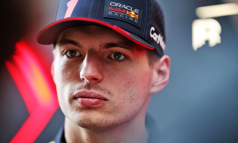 Max Verstappen demuestra su buen carácter acogiendo una carrera de simulación