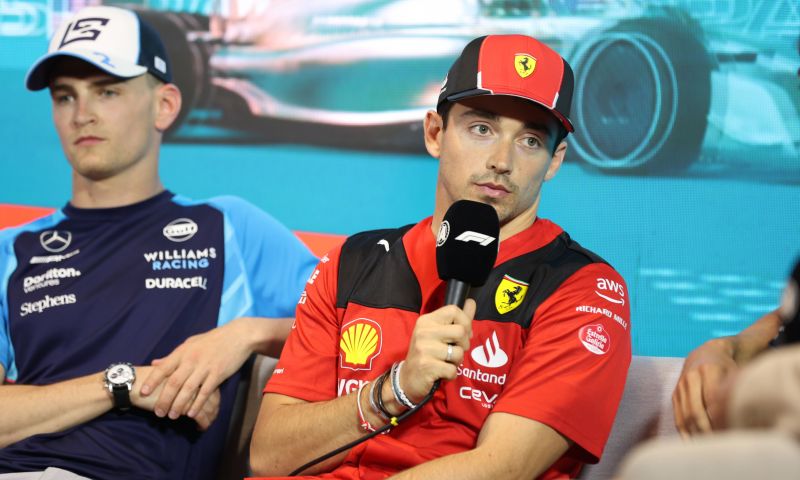 Leclerc assieme a Hamilton per la conferenza stampa di Monaco