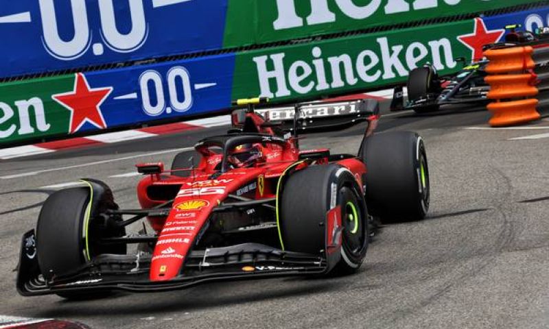 Sainz reacts to Ferrari strategy in Monaco