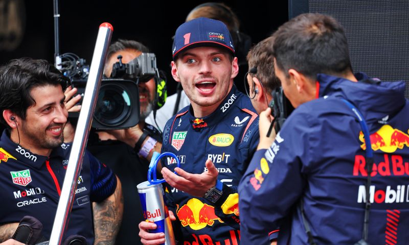 Max verstappen sur Red Bull Racing, Ferrari et Mercedes sur les nacelles latérales