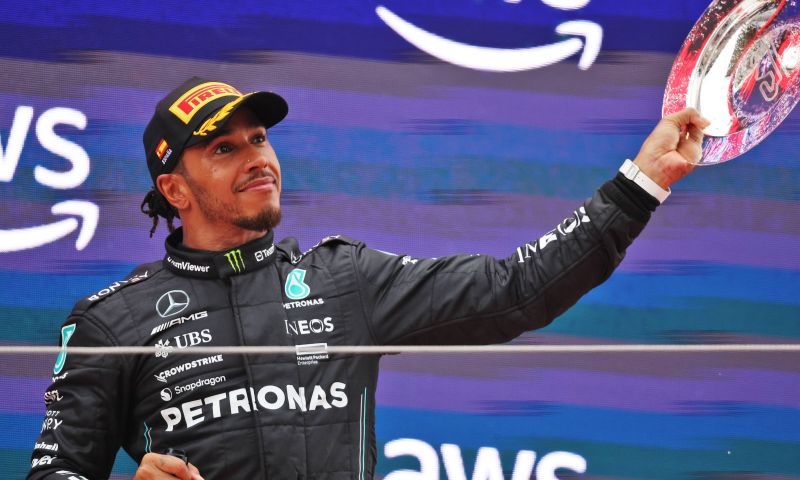 Hamilton prolonge son contrat avec Mercedes