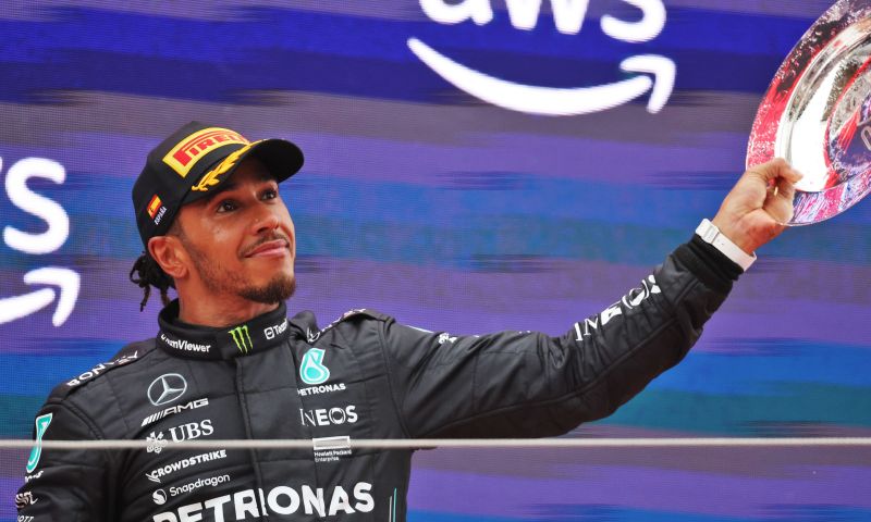 hamilton satisfait de son évolution mercedes fière de son équipe