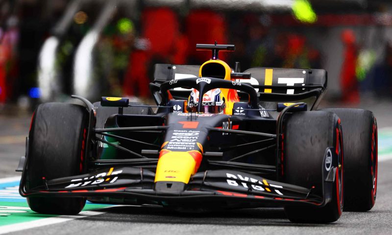 red bull top man sobre fotos rb19