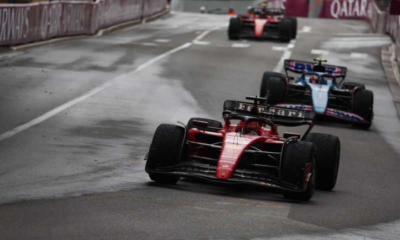 Helm Charles Leclerc geveild voor recordbedrag Emilia Romagna