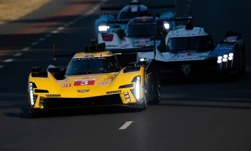 Catsburg start 24 uur van Le Mans vanaf pole auto Van der Zande in de fik