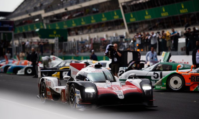 start 24 hours of le mans porsche leads ahead of ferrari