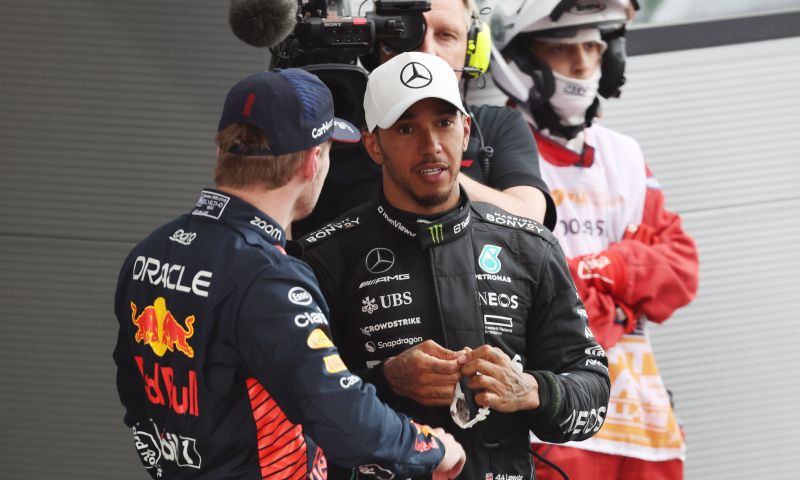 Lewis Hamilton si complimenta con Max Verstappen