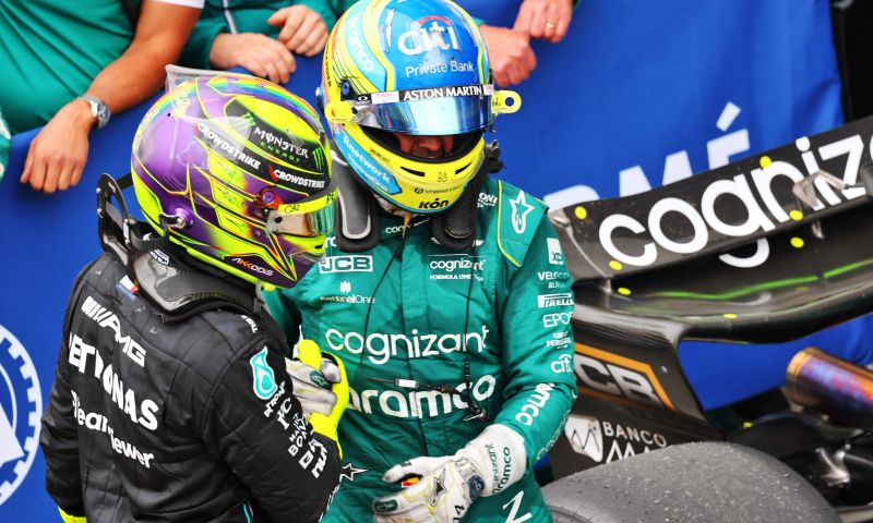 Por que Hamilton não recebeu nenhuma penalidade após o incidente no pit lane