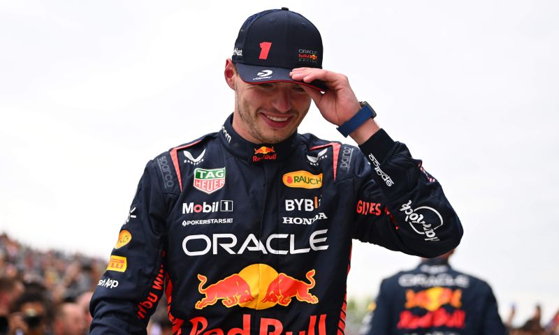 Verstappen bromea sobre el contrato con Red Bull
