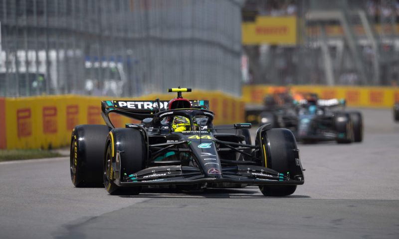 Mercedes por detrás de Verstappen