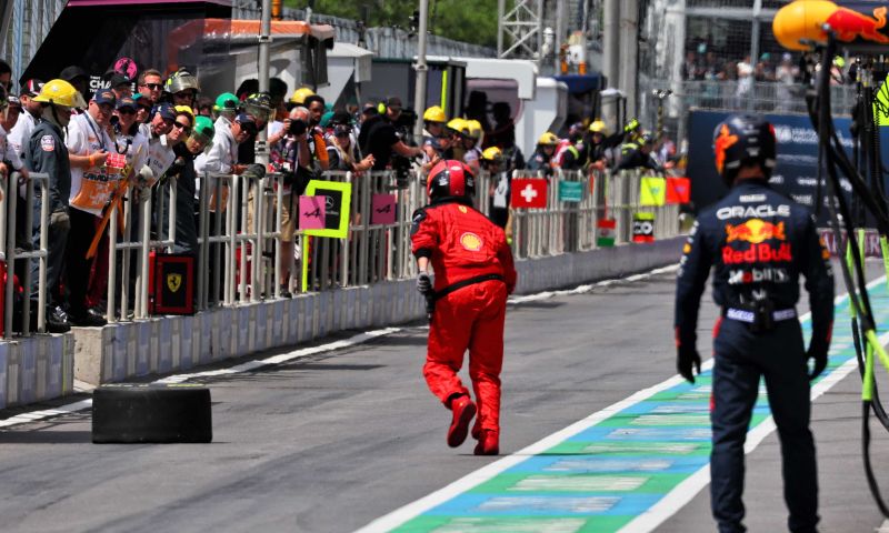 Ferrari F1: Mecánico rescata neumático de Mercedes de George Russell | F1