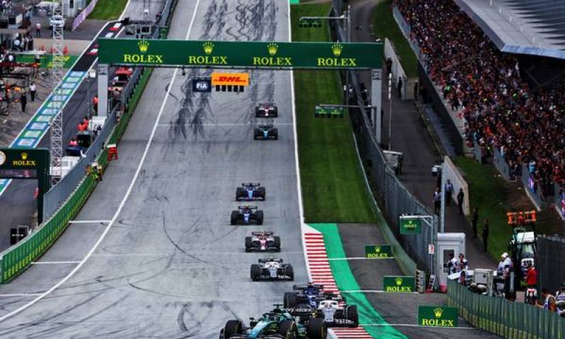 How does the sprint race weekend format work in Formula 1?