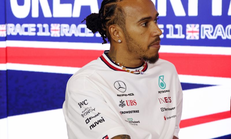 leclerc et tsunoda sur lewis hamilton