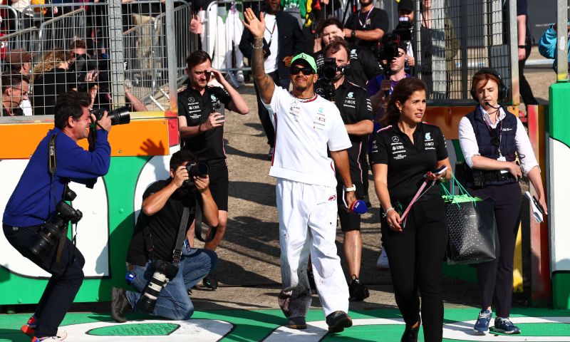 hamilton aux commissaires de la f1 en retard à la conférence de presse