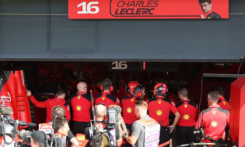 Leclerc sur la voiture Ferrari après le VT2 Ça devrait aller