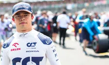 Thumbnail for article: "De Vries appiedato da Marko durante il test Pirelli di Ricciardo".