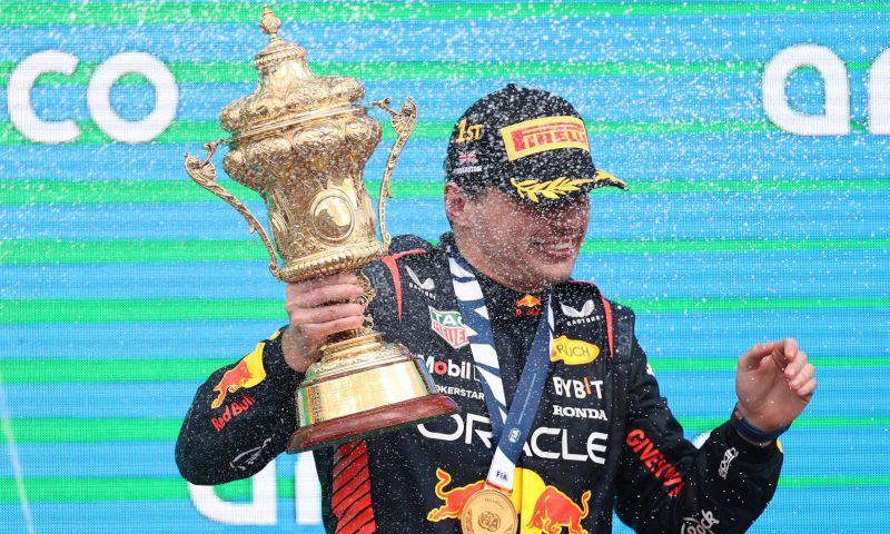 Verstappen houdt van racen in de RB19: 'Vechten aan de top is motiverend'