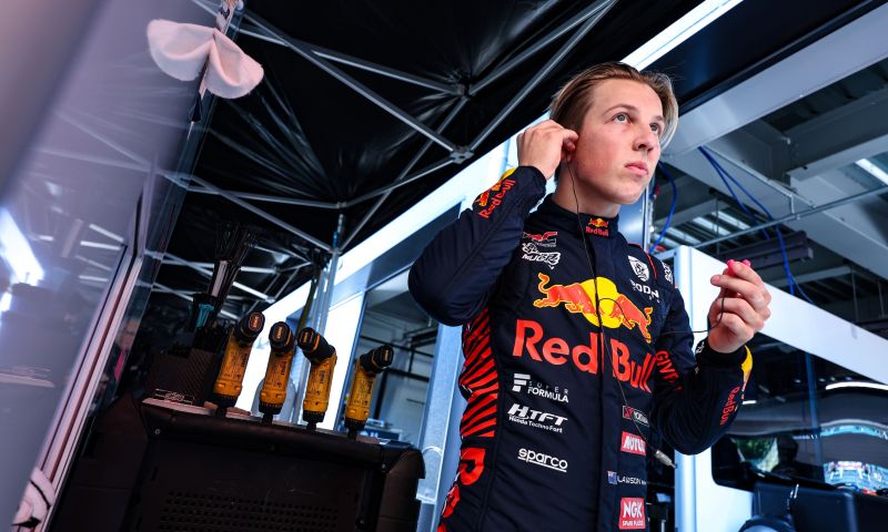 ¿Qué significa la marcha de De Vries para Lawson, el junior de Red Bull?