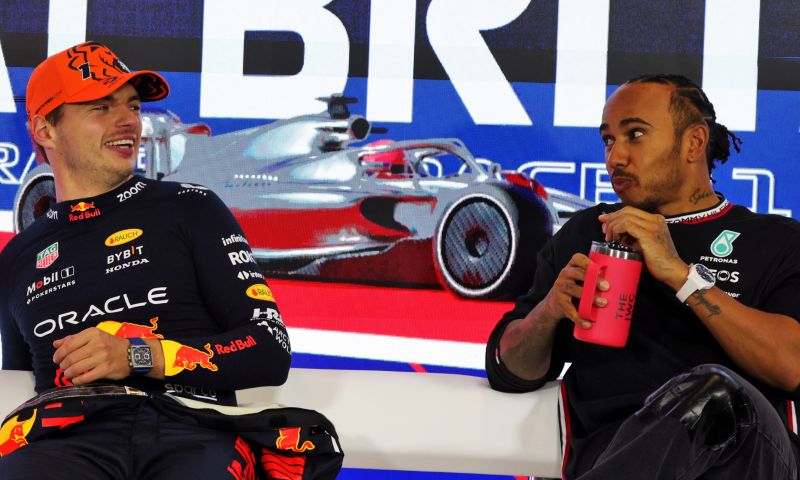 Lewis Hamilton tonteó con Max Verstappen por sus mensajes por radio