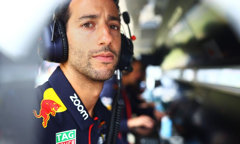 Ricciardo é recebido com aplausos na AlphaTauri