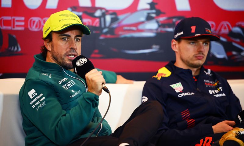 Russell y Alonso en la rueda de prensa del RB19 de Verstappen Hungría