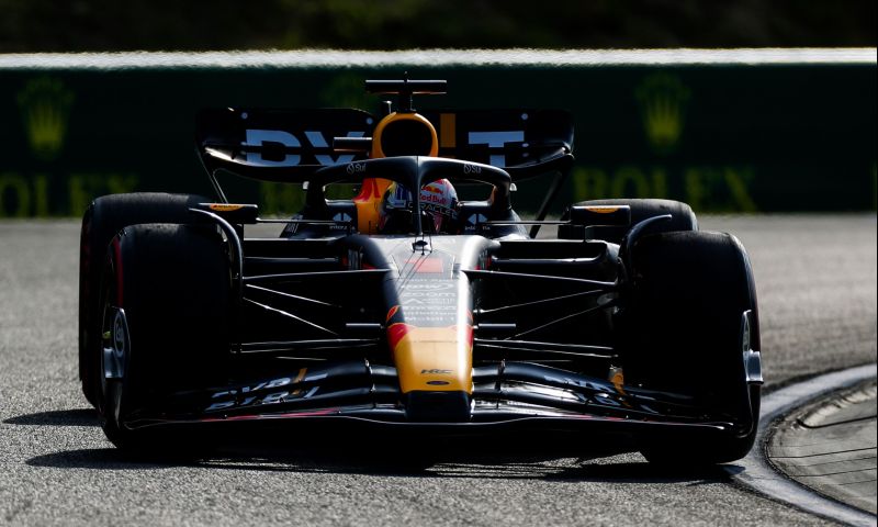 Verstappen segue estratégia da Red Bull, mas batida faz Pérez mudar rota