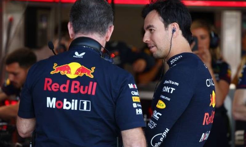 Christian Horner holds hand over Perez's head