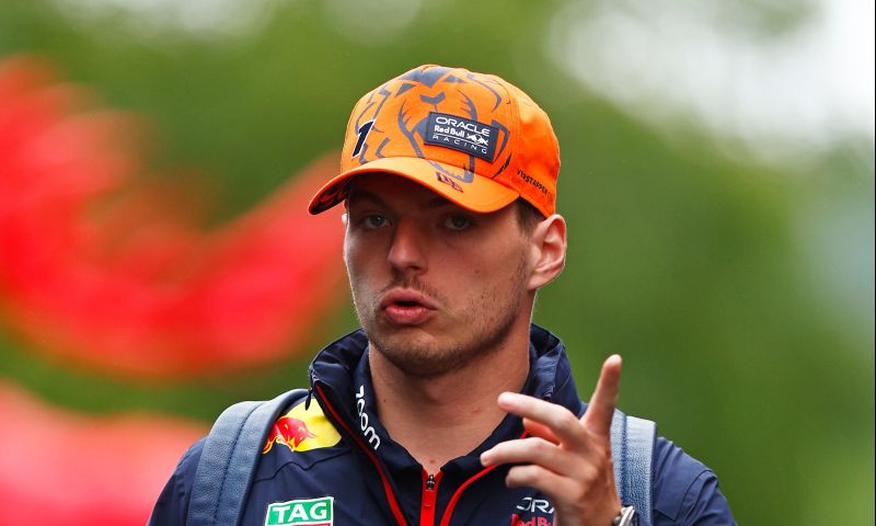 Verstappen mira al GP de Bélgica 2023