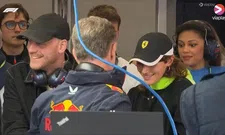 Thumbnail for article: Hilariteit in Red Bull-pitbox: Horner plakt Ferrari-petje af 