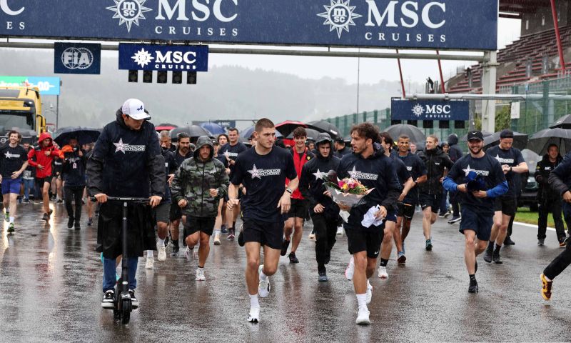 Coureurs en personeel raceteams lopen rondje voor Hubert en Van 't Hoff