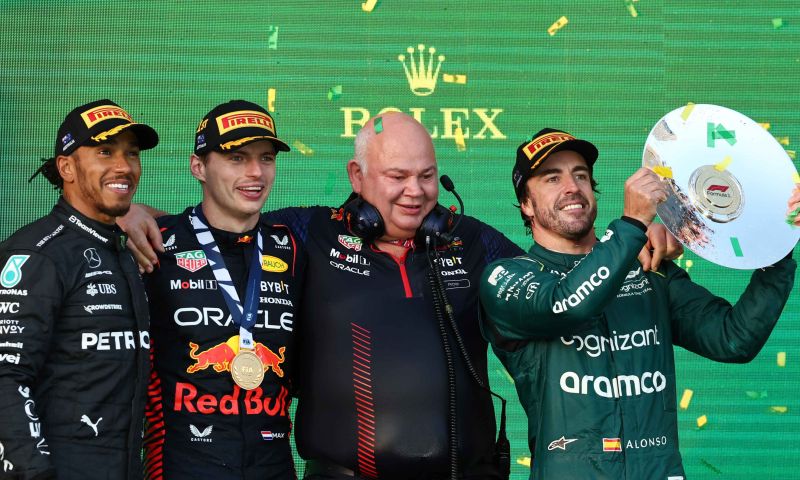 Gleiche F1-Autos Hamilton in Führung, während Alonso und Max aufeinander treffen