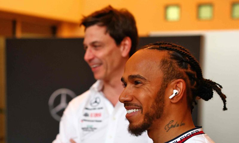 John Elkann fez pessoalmente proposta para Hamilton ir para a Ferrari