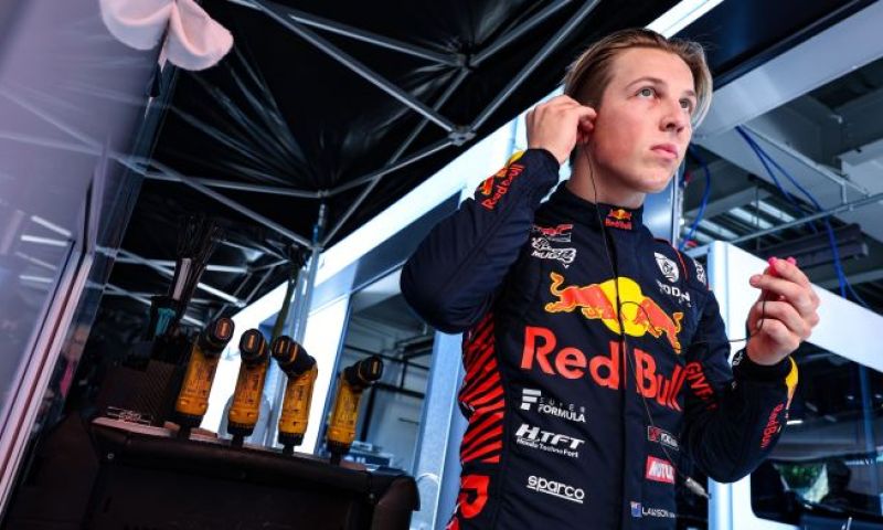 Red Bull-junior Lawson veroorzaakt megacrash en verliest leiding in WK