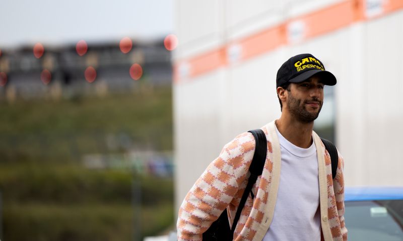 Ricciardo lidera la subasta de material antiguo de F1 con un paseo en barco