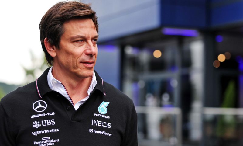 Wolff è sconcertato dal divario tra Verstappen e Perez