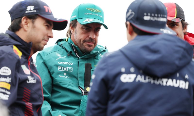 Alonso scherzt über den Versuch, Verstappen zu schlagen