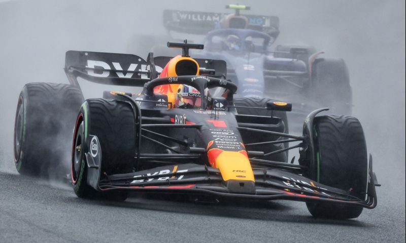 Acidente, penalização, Hamilton. O mal de Verstappen foi o bem do