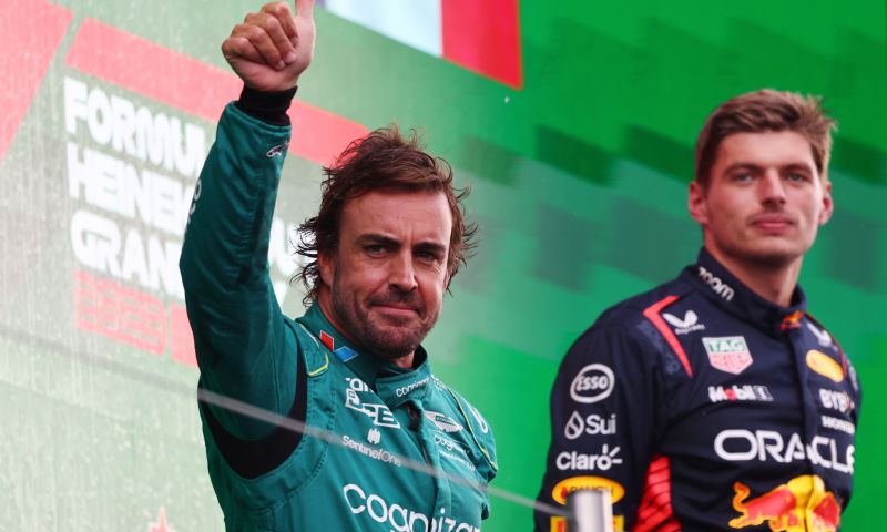Aston Martin lovend over Alonso: 'Zijn werkethiek is ongeëvenaard' 