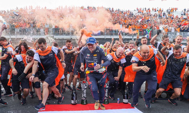 Horner onder indruk van Verstappen: 'Veel zouden bezwijken onder de druk'