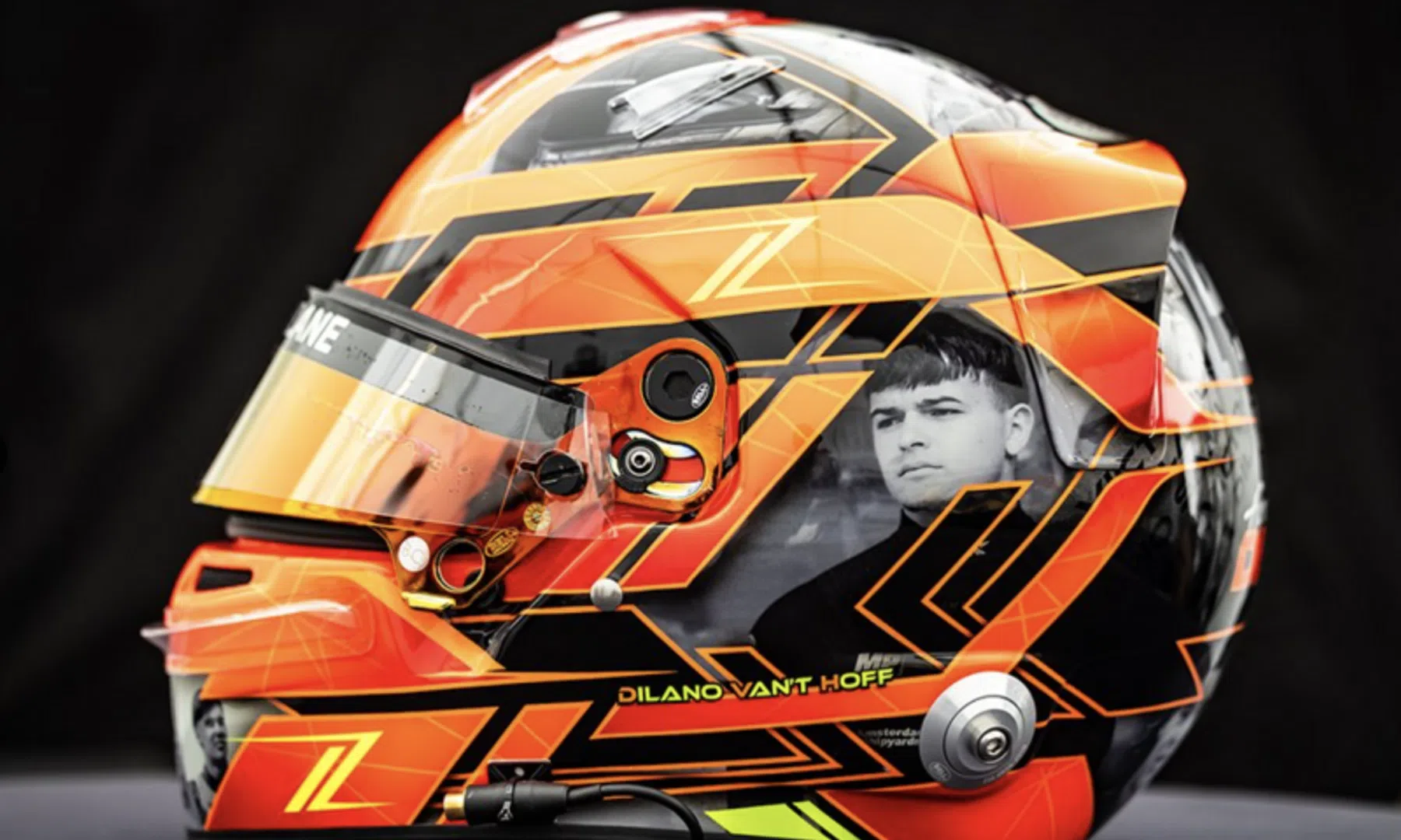 Tribute to Van 't Hoff: teammate rides with special helmet design