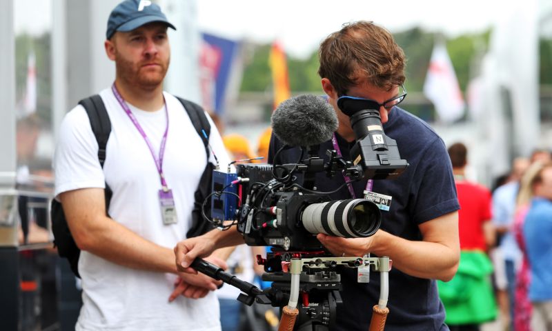 Sainz en el rodaje de Drive to Survive en la F1 de Netflix .es