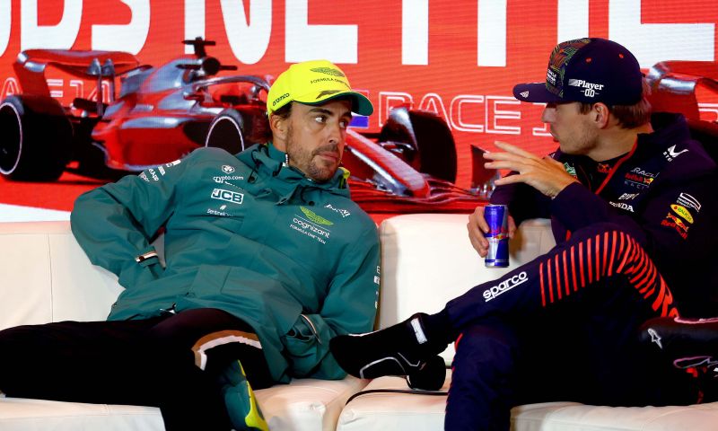 verstappen und alonso bei der pressekonferenz zum fia gp singapur