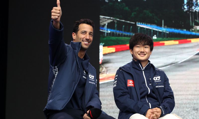 Bayer y Tost pilotos AlphaTauri Lawson Tsunoda Ricciardo 2024 F1